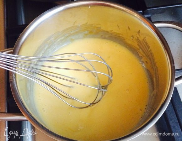 Переходим к крему. В небольшой кастрюле смешаем желток,сгущенку и ванильный сахар. Ставим на небольшой огонь и нагреваем, помешивая, не доводя до кипения (!!!), около 8 минут. Снимаем с плиты, даем остыть. Крем должен немного загустеть по мере остывания. 