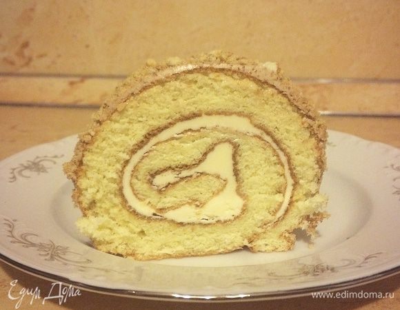 Свернуть рулет и обмазать шоколадным кремом. Растолочь печенье в мелкую крошку и обсыпать стороны. Срезать края рулета и убрать в холодильник на часик-два, чтобы бисквит лучше пропитался.