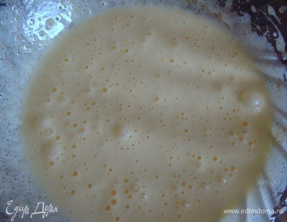 Приготовим яблочный бисквит. Желтки отделяем от белков. Взбиваем их со 100 гр сахара.