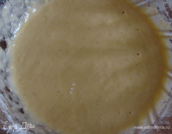 Полученное пюре добавить в желтки и взбить.
Добавить корицу, крахмал, сухое молоко. Перемешать.