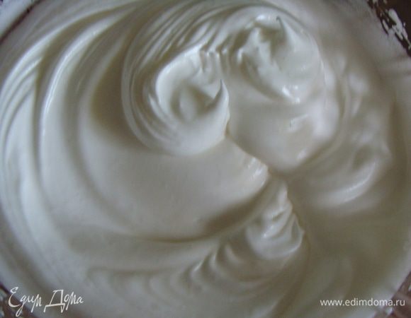 Взбить белки в устойчивую пену с оставшимся сахарам.
