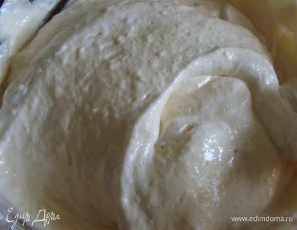 Постепенно подсыпаем муку в желтковую массу, добавляя часть белков. Аккуратно перемешиваем лопаткой снизу вверх.