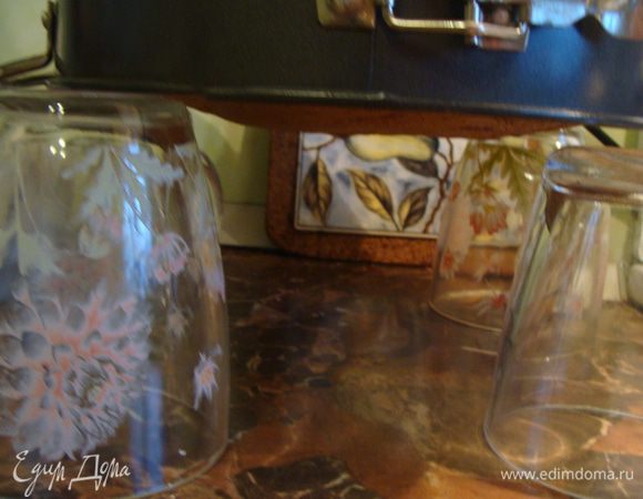 Выливаем бисквит в форму 24 см, застеленную пергаментом. Выпекаем при температуре 180гр около 45-50 минут. Вынимаем, переворачиваем форму, ставим ее на стаканы до полного остывания.