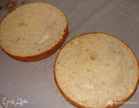 После полного остывания, аккуратно подрезаем края и освобождаем бисквит из формы. Разрезаем на пополам. 