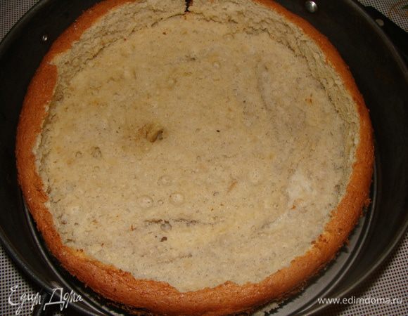 Мне хотелось сделать торт, покрытый полностью шоколадным муссом, но для этого диаметра необходимо сметаны брать в 2 раза больше. Поэтому я обрезала края бисквита на 2 см. Уложила его в разъемную форму, сделав бортики из обрезков.