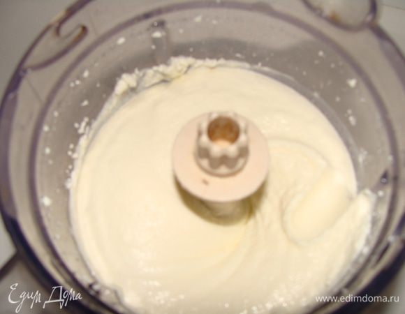 Готовим творожный мусс с черной смородиной. Для этого творог взбить с сахаром в блендере. У меня мягкий творог, нежный, совсем не кислый.