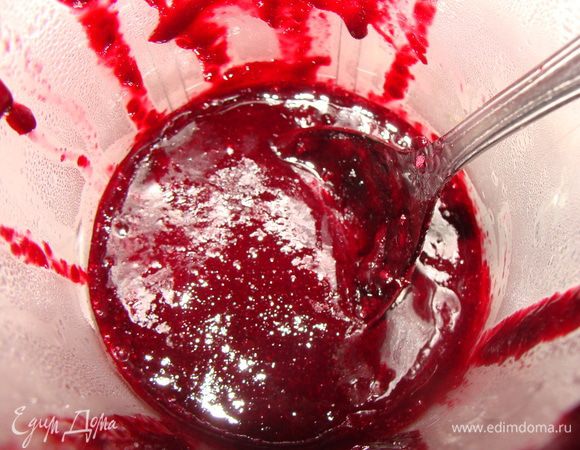 Черную смородину довести до кипения. Перетереть через мелкое сито. Полученное пюре добавить в творог.