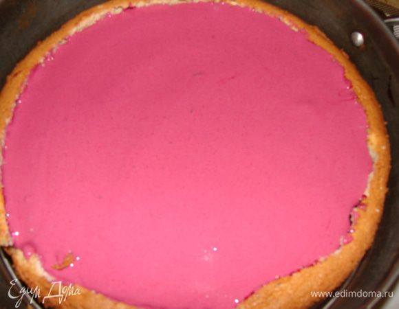 Желатин замочить в 30 мл воды. Дать набухнуть, растопить, добавить в творожную массу, тщательно взбивая, вылить половину мусса на торт.