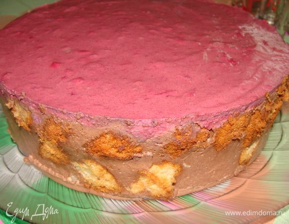 Здесь я поняла, что мне этого количества мусса не хватит, чтобы полностью покрыть весь торт, поэтому я вставила обрезки по бокам. Поставила в морозилку торт.  Около 15-20 минут он застывал. Затем аккуратно подрезав края ножом освободила торт и перенесла его на тарелку. Вот, что из этого вышло. Тут от его вида я расстроилась, пришлось взбить 150 мл кондитерских сливок и замаскировать это "чудо"!