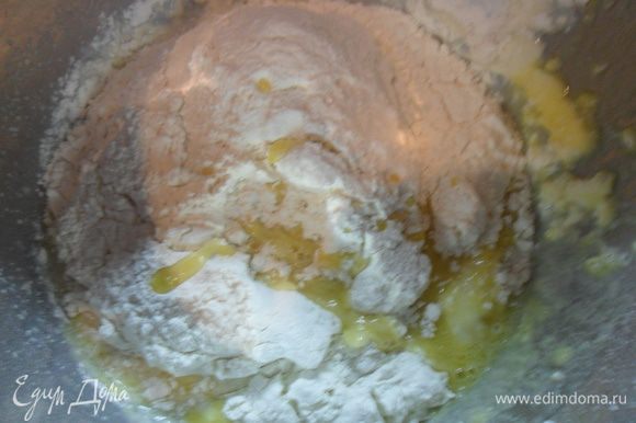 В теплое молоко добавить дрожжи, сахар, соль (чуть не полная чайная ложка), остывший растопленный маргарин, 1 яйцо и почти всю муку.