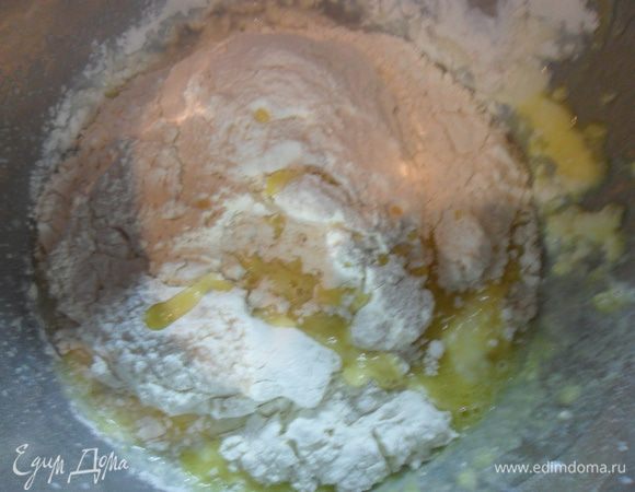 В теплое молоко добавить дрожжи, сахар, соль (чуть не полная чайная ложка), остывший растопленный маргарин, 1 яйцо и почти всю муку. 