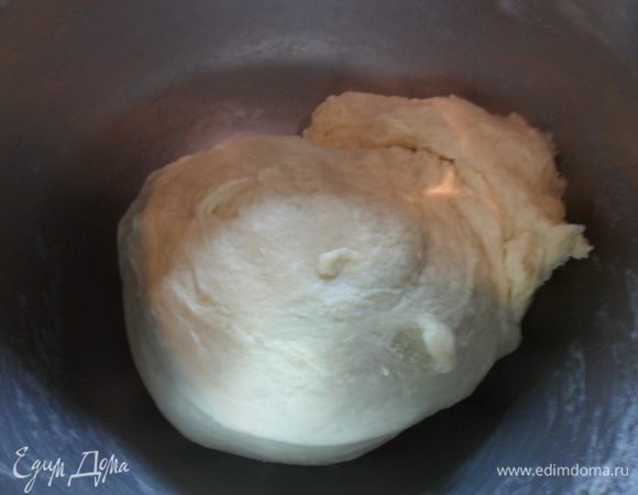 Замесить мягкое податливое тесто, постепенно при необходимости добавлять оставшуюся муку. Муки может уйти чуть меньше или чуть больше, все зависит от ее влажности. 