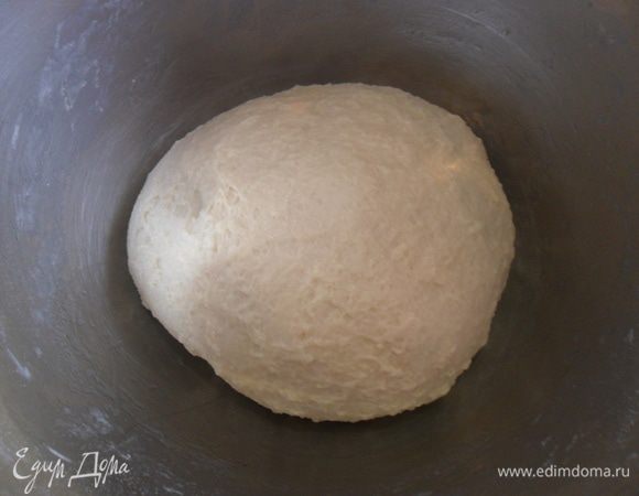 Добавить растительное масло и еще хорошо вымесить. Накрыть полотенцем и оставить на 30 минут подойти.