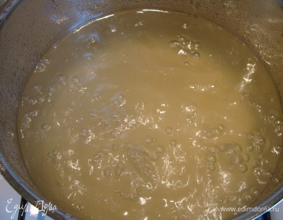 Бульон вскипятить, добавить картофель, уменьшить огонь.