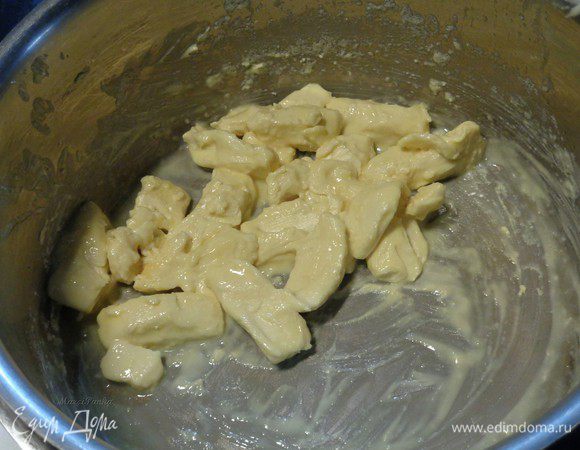 На водяной бане расплавить белый шоколад.
Используйте шоколад хорошего качества.