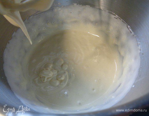 В большой миске взбить яйца с сахаром пока смесь не побелеет.