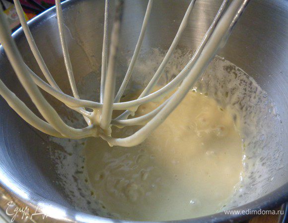 Просеять муку с разрыхлителем и добавить яично-сахарную смесь, смешивая лопаткой вручную. Добавить соль, растопленное сливочное масло и размешать легко, не взбивая. 