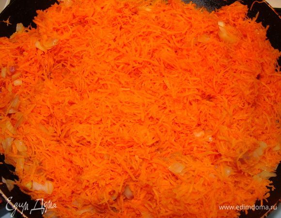 Лук измельчить. Морковь натереть на мелкой терки, обжарить на сковороде, смазанной растительным маслом, до золотистого цвета. 