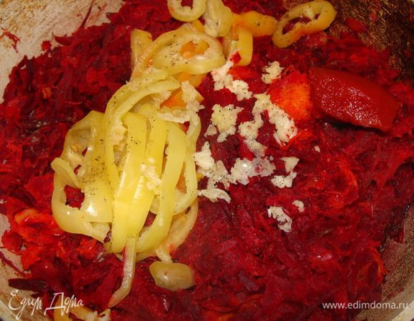 Свеклу натереть, добавить к овощам. Через 5-7 минут влить туда 15 0мл бульона, тушить под крышкой 15 минут. Затем добавить очищенные от кожуры помидоры. Или добавить 1 ст.л. томатной пасты.  Добавить измельченный чеснок и болгарский перец.