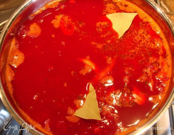 Все выложить в кастрюлю с бульоном. Добавить специи, посолить, поперчить, добавить лимонный сок. Добавить измельченное вареное мясо. Довести до кипения.