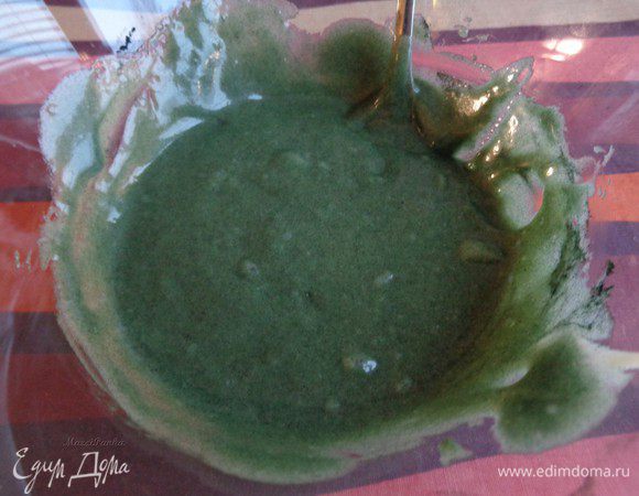 Разделить смесь на 2 части, отделив 1/3 и 2/3. Добавить расплавленный шоколад к 2/3 смеси, а спирулину к 1/3.