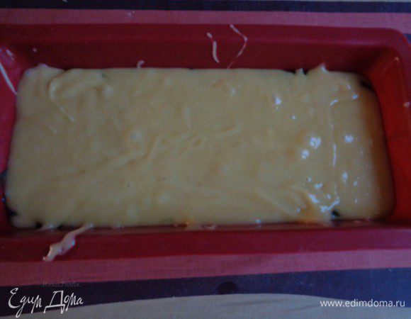 Выложить в форму половину теста с шоколадом. Сверху выложить тесто со спирулиной, завершить тестом с шоколадом.