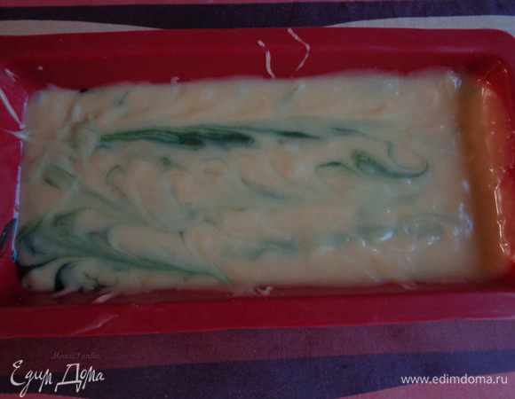 Взять вилку и слегка размешать тесто, чтобы слои перемешались.