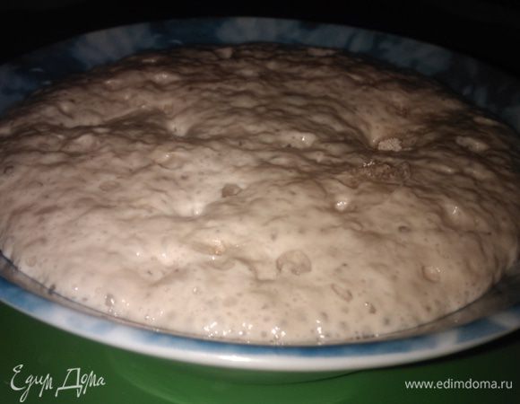 Ставим опару на молоке (50гр. теплого молока), разводим с чайной ложкой сахара и муки, добавляем дрожжи. Оставляем в тепле на 15 минут. Как шапочка на дрожжах поднялась, значит опара готова!