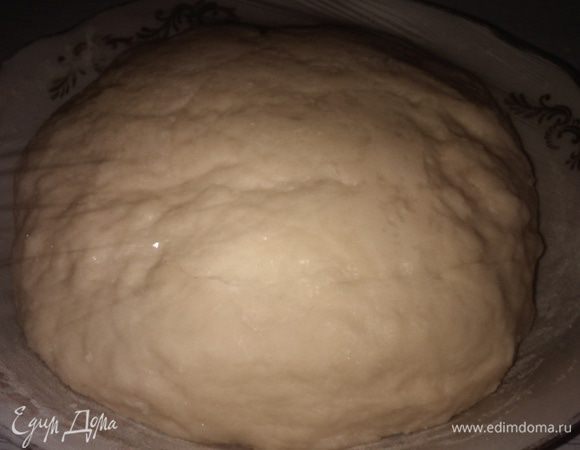 Замешиваем тесто. Оно должно получится мягким, легким и не забитым мукой. Муку просеиваю дважды, выливаю дрожжи в мучную ямку. Осторожно подсыпаю муку и замешиваю. Постепенно всыпаю сахар, соль. Добавляю яйцо, сливочное масло, молоко и уже в конце всыпаю ванилин. Тесто окончательно вымесить на столе, сформовать в шар и отправить на покой в тепло на час. Я обязательно закрываю тесто пленкой и укутываю полотенцем.