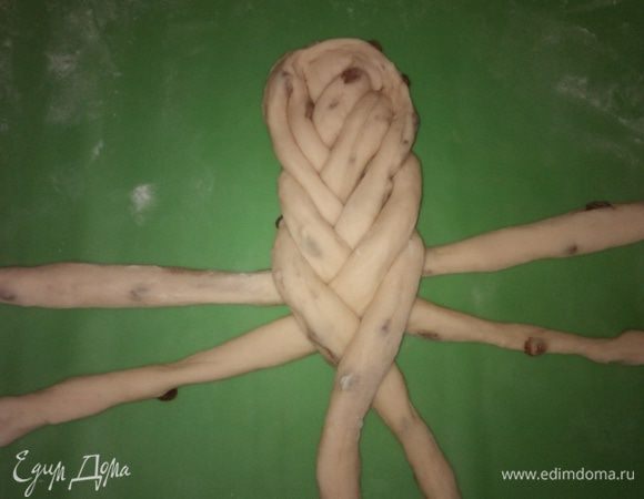 Берем крайние левый жгут и правый жгут соединяем, накладывая их один на другой. Потом вторые крайние также левый и правый накладываем друг на друга. Потом третьи крайние и повторять до конца теста. Концы защипнуть и спрятать. Если вы начали укладывать ПРАВЫЙ жгут сверху, то так и плетите до конца. Если начинали укладывать ЛЕВЫЙ жгут сверху, значит также он должен до конца быть над правым. Я сделал две булки с верхним правым жгутом и с верхним левым.