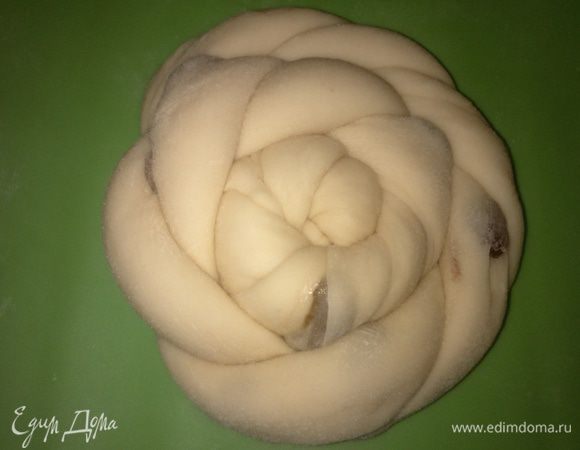 Скручиваем нашу длинную веревочку в круг. Конец аккуратно прячем под низ. Получилась булочка витая круглая.