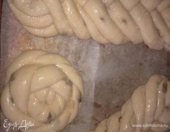 Укладываем булки на противень с пергаментом. Пусть стоят на расстойке 30 минут. За это время я прогреваю духовку на 190 градусов. Перед отправкой в духовку смазываю булки желтком с небольшим добавлением растительного масла и обильно обсыпаю сахаром.