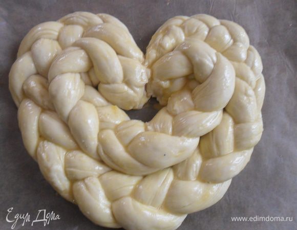 Уложить их формой сердца.