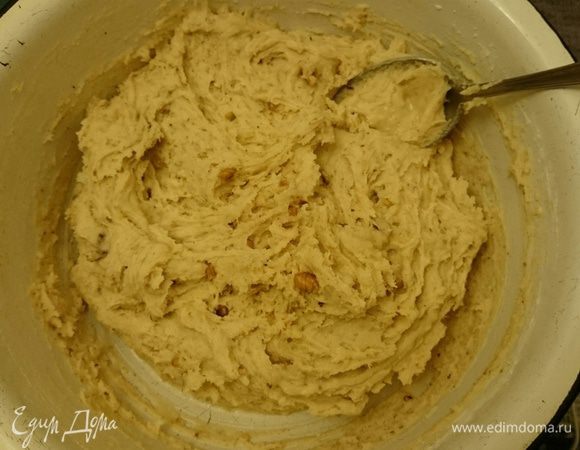Добавить просеянную муку с разрыхлителем (300 гр.) и молотые грецкие орехи (200 гр.). Перемешать.