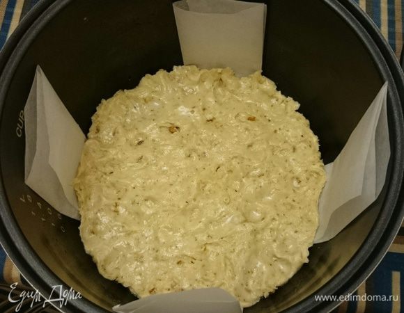 Получилось тесто. Разделить его на три части и выпекать три коржа (можно в мультиварке, можно в духовке - около 20 минут на каждый корж).
Если коржи хорошо поднялись, то можно их еще разрезать поперек и сделать из трех коржей шесть. Нужно, чтобы коржики были не толще 1,5 см, иначе не пропитаются и торт будет сухой. 