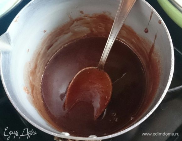 Делаем глазурь. 
Для этого в ковшичке смешиваем сахар (4 ст.ложки), молоко (2 ст.ложки) и какао (3 ч.ложки). Ставим на огонь. Нужно вскипятить размешивая до однородности. Затем немного остудив, добавить сливочное масло (50 гр.).
Размешать до однородной массы. 
Чтобы полить торт глазурью, она должна быть консистенции жидкой сметаны. Если, пока вмешивали масло, глазурь застыла, ее можно просто подогреть до нужной консистенции.