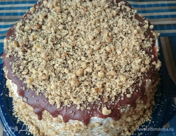 Полить торт глазурью и по желанию сделать обсыпку или украсить. 
Я обсыпала оставшимися орешками.
Приятного аппетита.