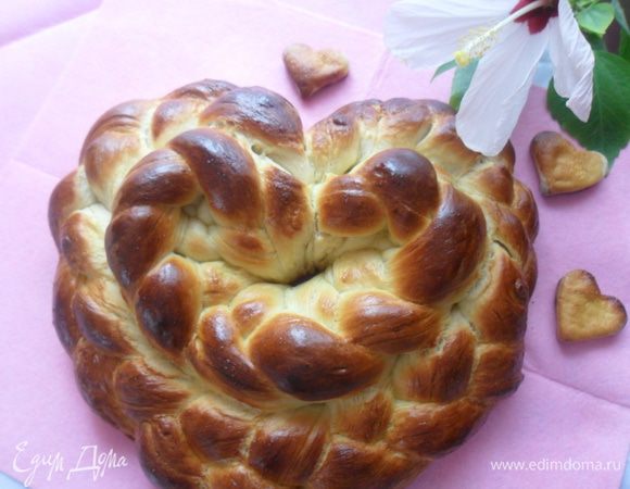 Взбить яйцо с чайной ложкой сахара и смазать хлебушек. Выпекать в разогретой до 170С духовке на среднем уровне 20 минут. 

Угощайтесь!!! Приятного аппетита!!! С праздником!!!