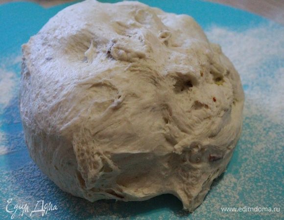 Добавить воду, соль, мед. Перемешать.
В другой миске перемешать муку, дрожжи и отруби.
Влить в муку смесь воды и яблок, замесить тесто. Вымесить очень хорошо.
На этом этапе я отправила тесто в хлебопечку на 1,5 часа. 
Если у вас нет такой возможности, замешенное тесто положить в миску и накрыть влажным полотенцем и поставить в теплое место. Через пол часа сделать обминку.