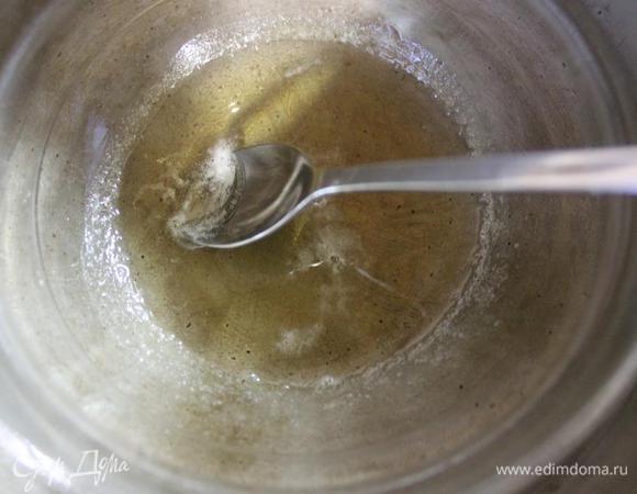 Столовую ложку без горки желатина (10 г) заливаем водой до набухания.
Распускаем его (я распускаю на водяной бане).