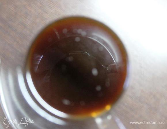 Тем временем варим крепкий эспрессо, процеживаем его от гущи.
Сливки (у меня 20%, но чем жирнее, тем вкуснее) соединяем с сахаром, ставим на огонь, помешивая, доводим до полного растворения сахара. Не кипятим! 
Добавляем алкоголь. У меня ликер, можно заменить коньяком или ромом, уменьшив его количество в 2 раза. 50 мл сливок смешиваем с кофе. Добавляем к нему 1 ст. л. распущенного желатина (я предварительно процеживаю желатин через ситечко). Остальной желатин добавляем к сливкам и хорошо перемешиваем. Немного остужаем и ставим получившиеся массы в емкости с теплой водой во избежание преждевременного застывания.