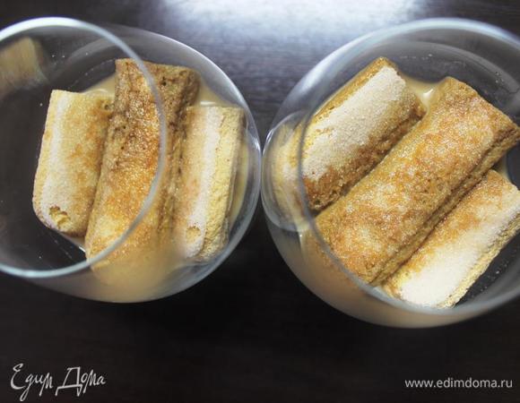 Заливаем печенье половиной кофейной массы и ставим в холод для схватывания и пропитки печенья 20-30 минут (слой получается тонким, как раз для пропитки печенья).