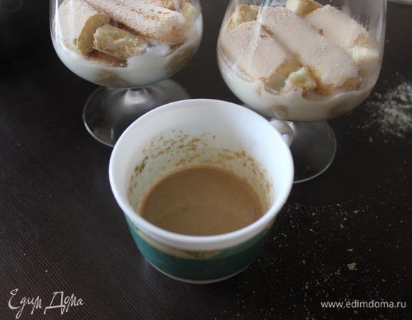 Затем выливаем сливочный слой (1/2 массы) и опять ставим в холод (я ставила минут на 40-50).
По истечение времени снова слой печенья и оставшаяся кофейная масса.
Опять в холодильник на 20-30 минут.