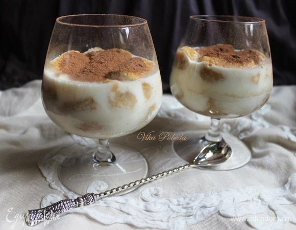 Финальный слой сливочной массы.
Оставляем в холоде до схватывания и подачи. 
Перед подачей посыпаем десерт какао-порошком по вкусу.