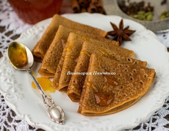 Выпекать блины желательно на чугунной сковороде, предварительно хорошо ее разогрев. При необходимости смазывать сковороду растительным маслом.
Блины получаются вкусными и ароматными, средней пухлости.
Подавать со сметаной и медом. 

С Масленицей!!!