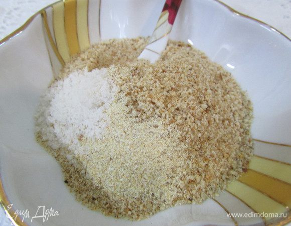 В миске перемешайте сухари, чесночный порошок и 1/2 ч.л. соли.