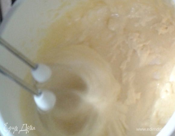 Разъемную форму выстелить пекарским пергаментом, смазать маслом.  В большой миске взбить желтки с сахаром.