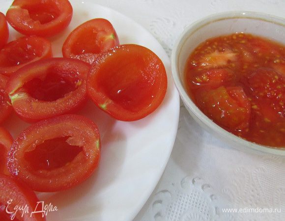 Помидоры помыть, обсушить, разрезать пополам и удалить семена.