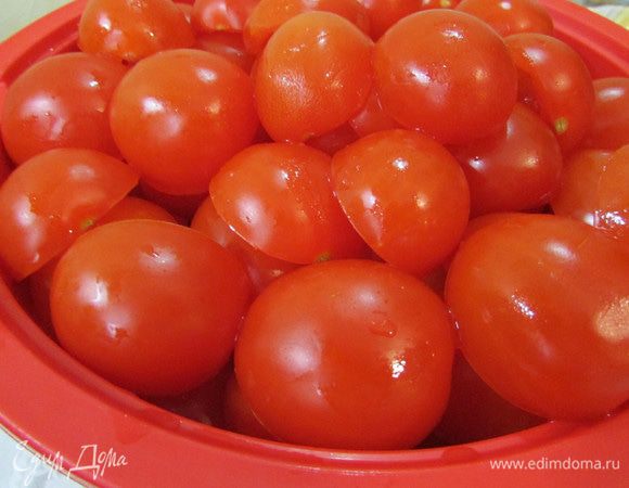 Половинки помидоров поместить в дуршлаг, дать стечь соку.