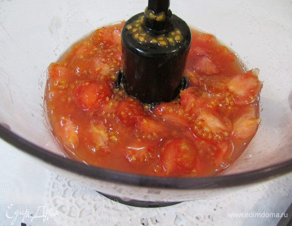 Помидорную мякоть выложить в чашу блендера и пробить в пюре.